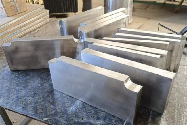 西青不锈钢包铅件